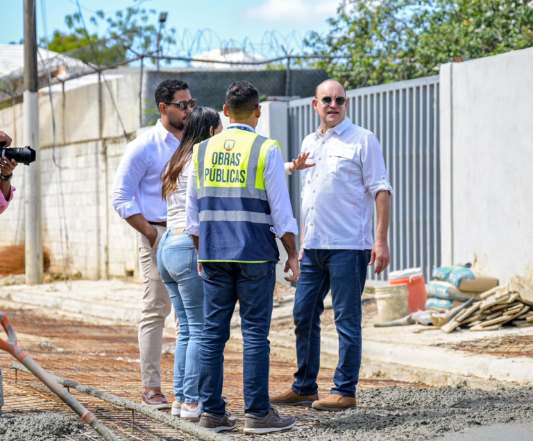 Alcalde Ulises Rodríguez supervisa solución definitiva del drenaje pluvial en Hoya del Caimito