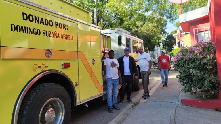 Alcalde de Bohechio dona camión de bomberos para su municipio