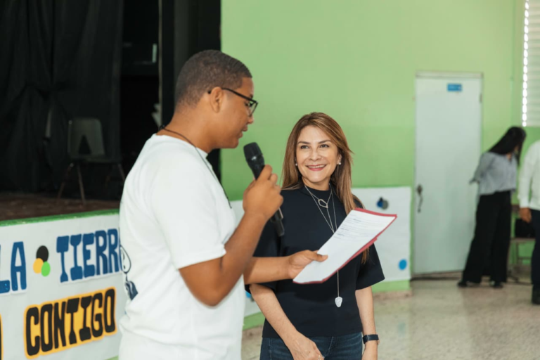 Alcaldesa Carolina Mejía orienta a estudiantes sobre manejo de desechos sólidos