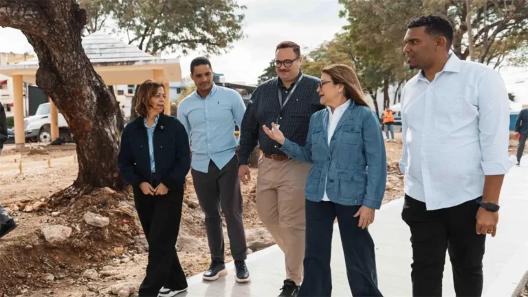 Alcaldesa Carolina Mejía supervisa obras en parques del Distrito Nacional