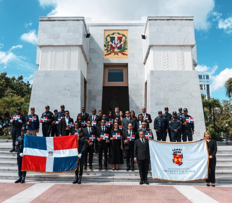 Alcaldía del DN rinde honores a la bandera, conmemora la Independencia Nacional y el natalicio de Mella
