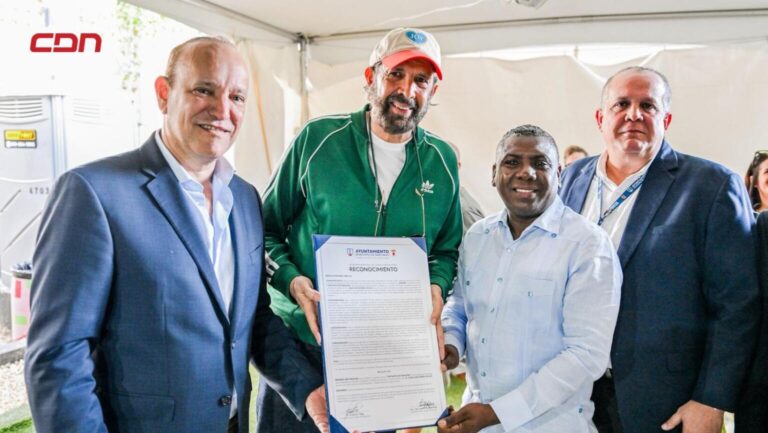 Ayuntamiento de Santiago declara a Juan Luis Guerra “Visitante Distinguido”