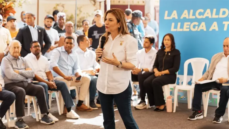Carolina Mejía lleva programa “La Alcaldía Llega a Ti” al sector 27 de Febrero