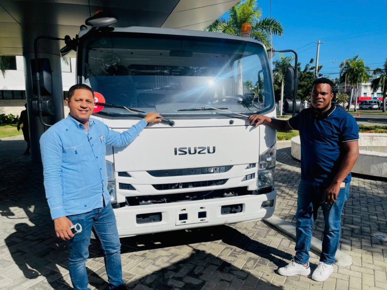 Alcalde de Postrer Río recibe camión compactador otorgado por la LMD