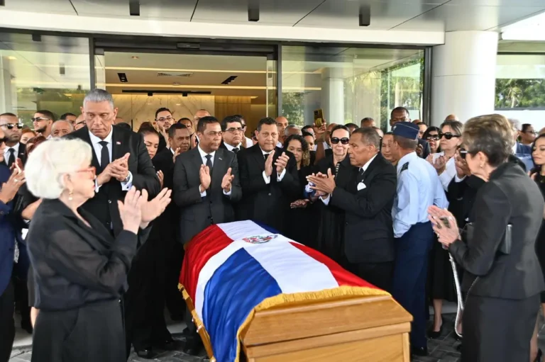 Rinden honras fúnebres a Ramón Alburquerque en la Liga Municipal Dominicana