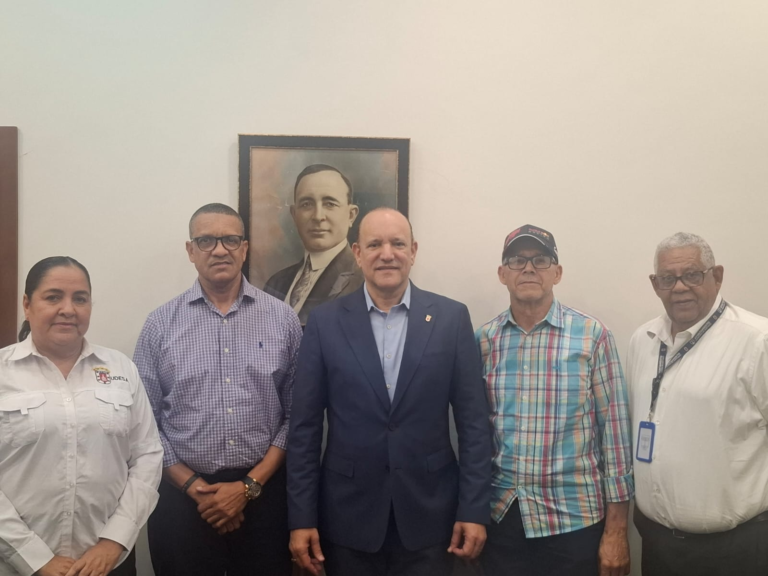 Alcalde Ulises Rodríguez recibe a organizadores de Santiago Grand Prix