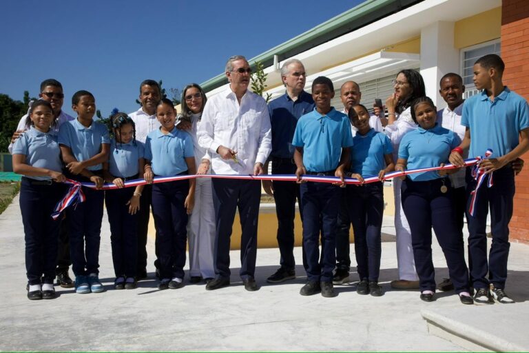 Presidente Abinader inaugura liceo y centro educativo en Azua