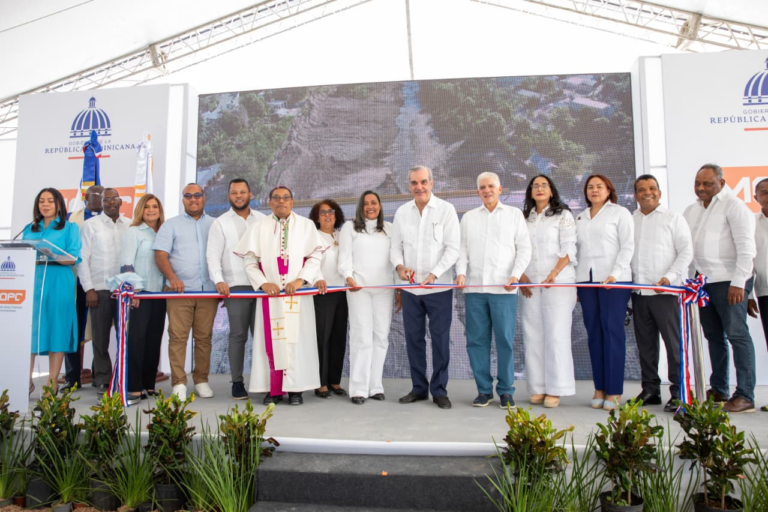 Abinader inaugura puente sobre río Viajama en municipio de Las Yayas, Azua