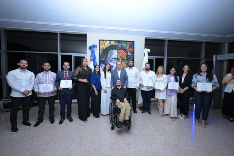 Santiago distingue a jóvenes postulados al Premio Juventud 2026