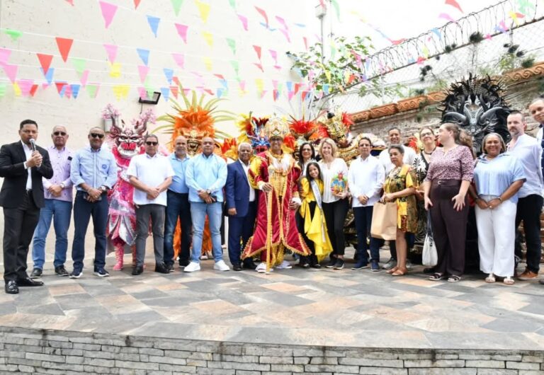 Alcaldía de La Vega: Embajadora de Francia visita el Carnaval de La Vega