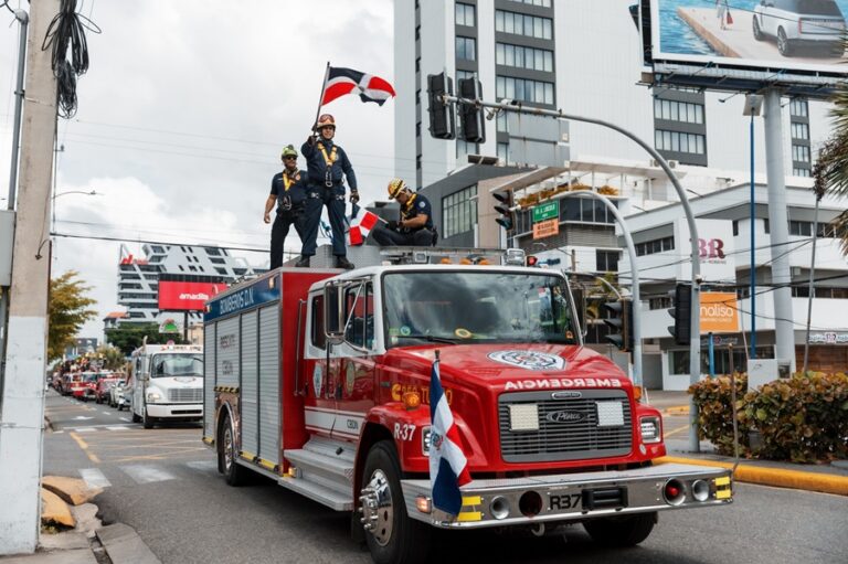 Bomberos del DN realizan su 40º graduación y el tradicional desfile de camiones