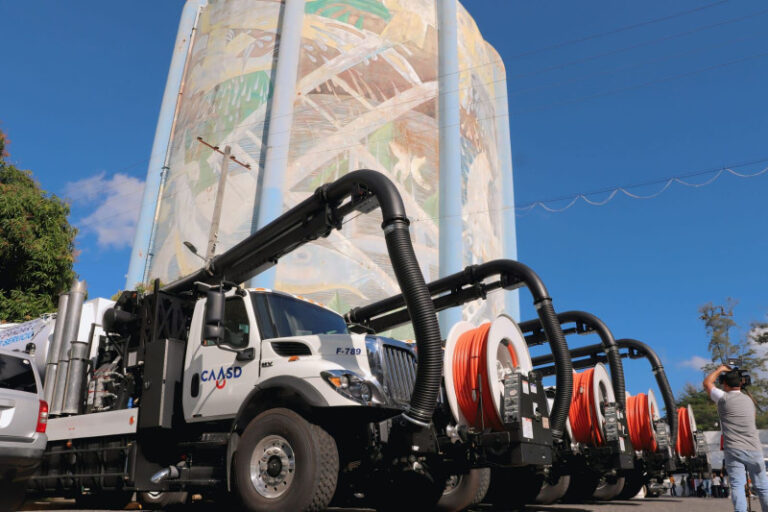 Gobierno entrega cuatro camiones succionadores para servicio de la Caasd