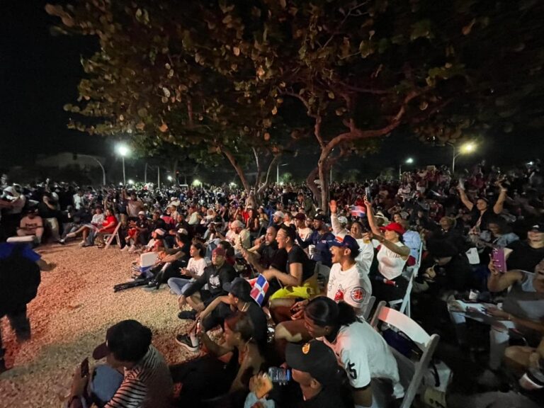 Multitud improvisa un mini estadio en el Malecón SD para ver el juego RD-Venezuela