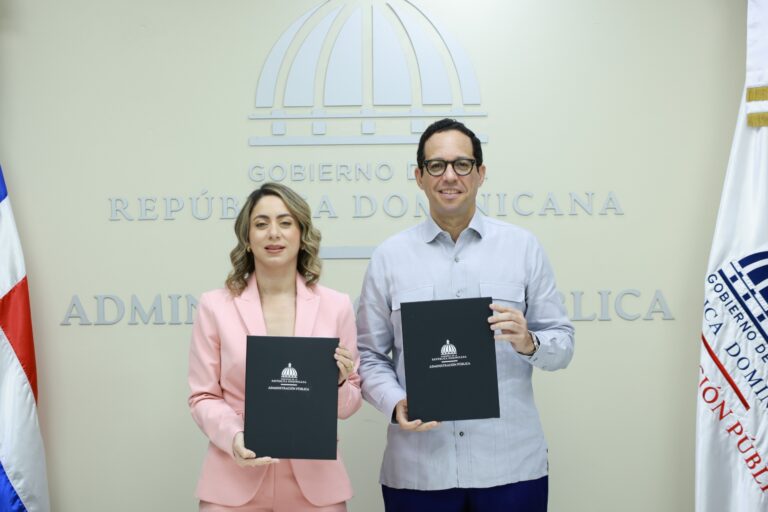 Ministro de Administración Pública, Sigmund Freund, MAP y Ministerio de la Mujer, Gloria Reyes
