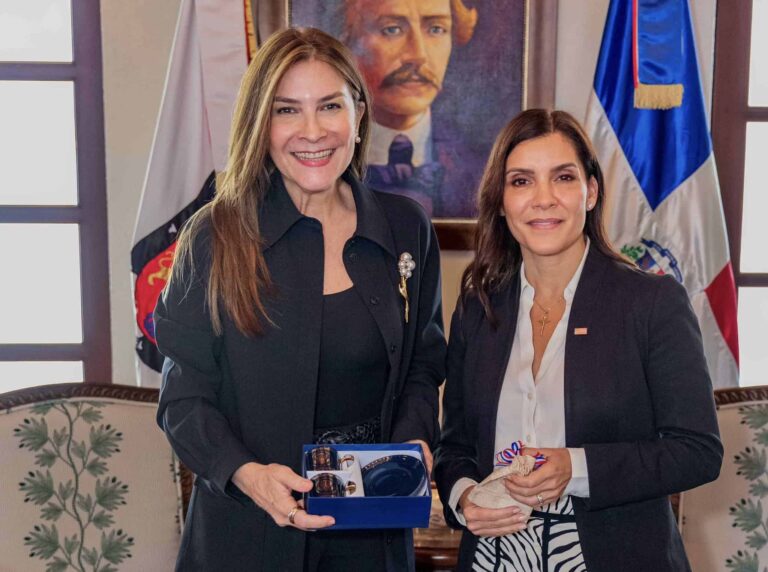 La alcaldesa Carolina Mejía y la embajadora de Estados Unidos discuten iniciativas de desarrollo