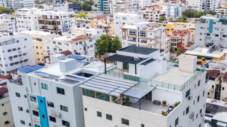 ¡Construcciones en azoteas al margen de la ley! – ¿Qué pasa cuando el uso del techo compromete a todo un edificio?