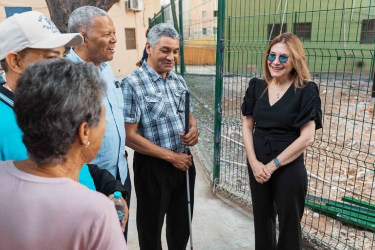 Carolina Mejía supervisa trabajos realizados en el parque V Centenario y su entorno en Villa Juana