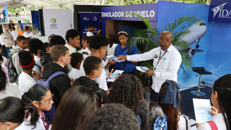 Más de 10,000 estudiantes viven experiencia del simulador de vuelo en la Feria Regional del Libro y la Cultura Cibao 2026