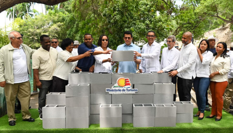 Collado deja iniciado remozamiento Las Marías de Neyba y otras obras en Barahona