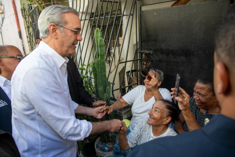 Presidente Abinader supervisa zonas vulnerables por lluvias y ordena solución definitiva a laguna en Los Platanitos