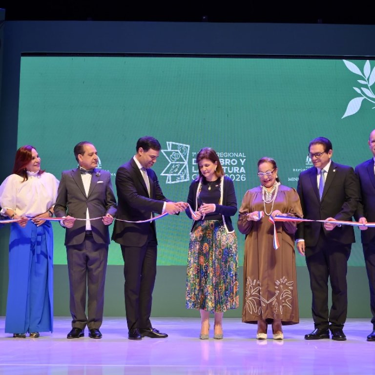 Raquel Peña y Roberto Salcedo inauguran Feria Regional del Libro