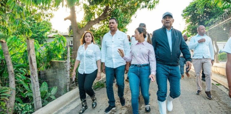 Víctor D’Aza, supervisa zonas afectadas en la provincia Valverde junto a autoridades municipales