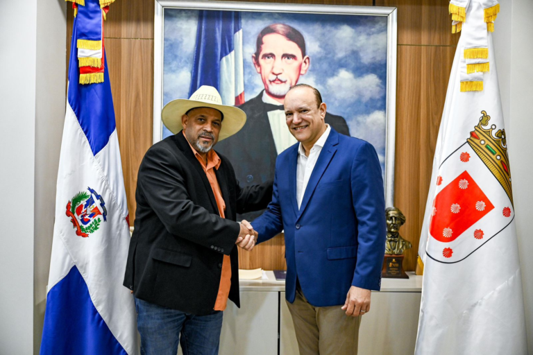 Ulises Rodríguez recibe alcalde de Dajabón para intercambio sobre gestión municipal