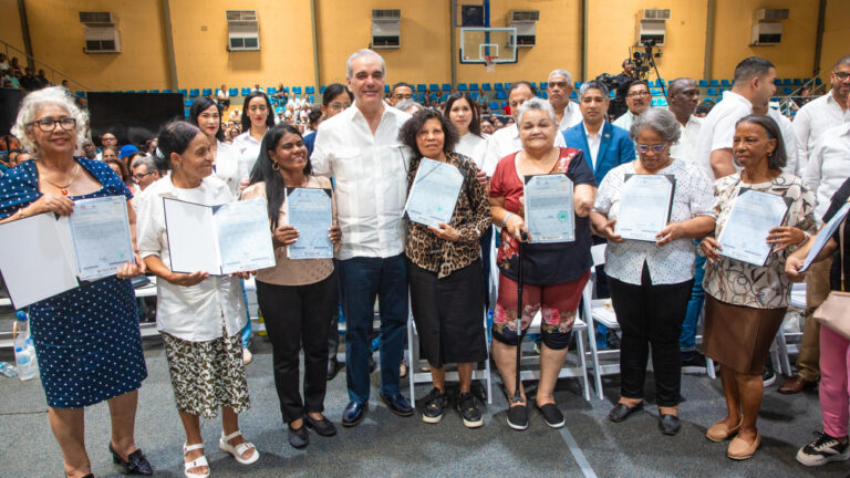 Presidente Abinader entrega en Haina 1,279 títulos de propiedad y beneficia 6,385 personas