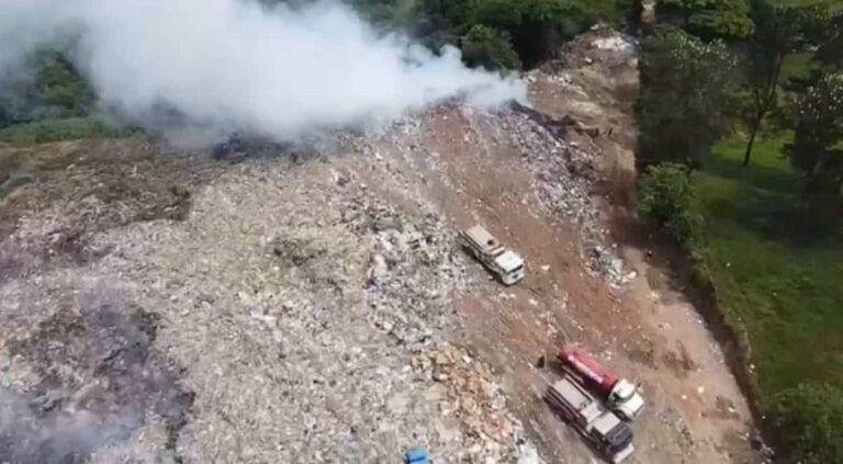 Alcalde se declara incompetente para controlar constantes incendios en el vertedero de Jarabacoa