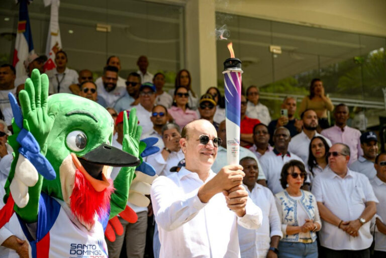 Alcalde Ulises Rodríguez recibe en Santiago la antorcha de Santo Domingo 2026