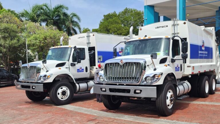 Alcaldía de Baní incorpora dos nuevos camiones compactadores para reforzar la recogida de basura