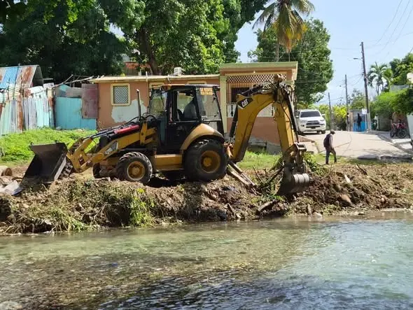 Alcaldía Municipal retira basura e higieniza la cabeza del histórico río Birán en Barahona