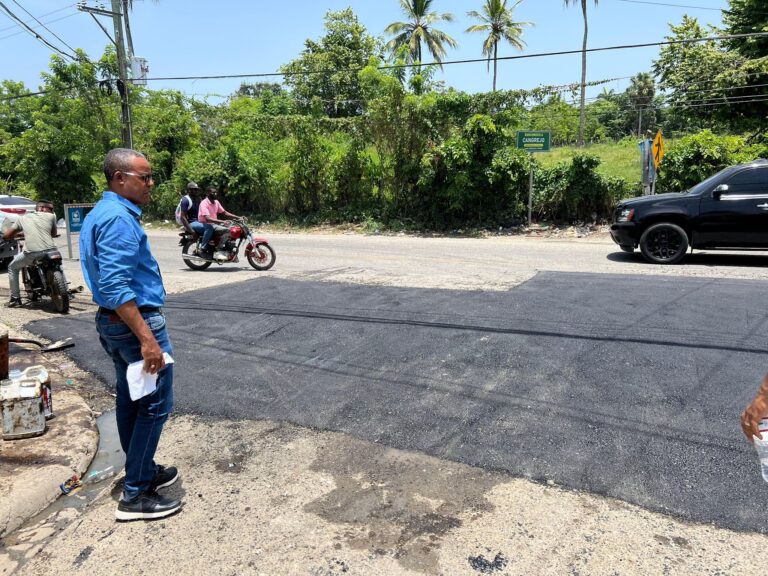 Alcaldía de Villa Montellano realiza bacheo en calles de ese municipio