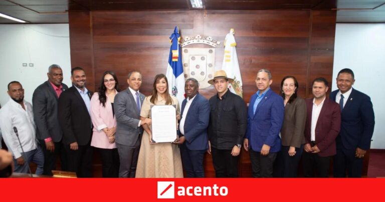 Ayuntamiento de Santiago declara a la periodista Grisbel Medina hija adoptiva del municipio