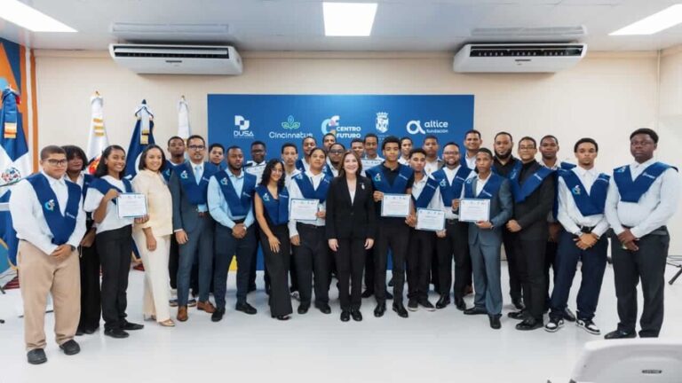 Más de 50 jóvenes de Cristo Rey y Villas Agrícolas se gradúan del programa «Futuro de Esperanza»