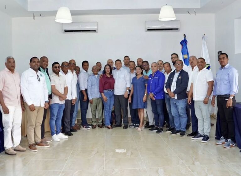 Fedomu realiza seminario sobre comunicación estratégica y marca municipal en Barahona