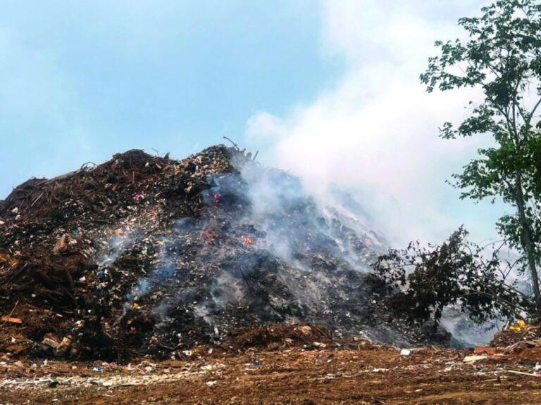 El humo de vertedero de Jarabacoa arropa la comunidad causando problemas de salud
