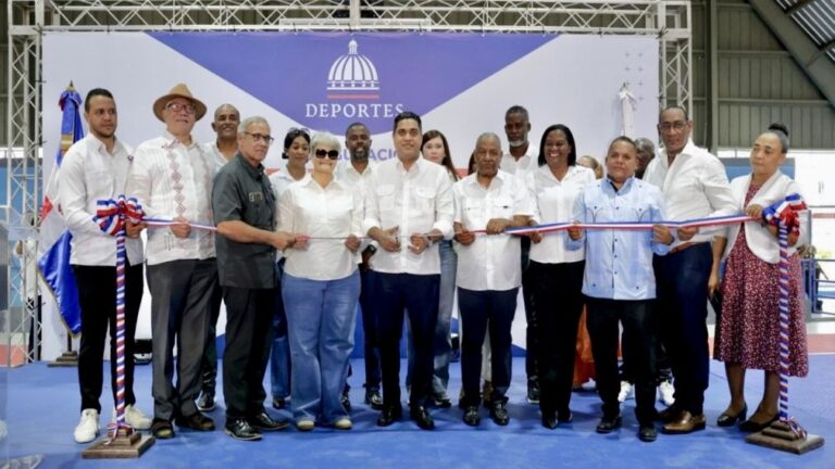 Ministro de Deportes entrega remozado multiuso de Consuelo, SPM
