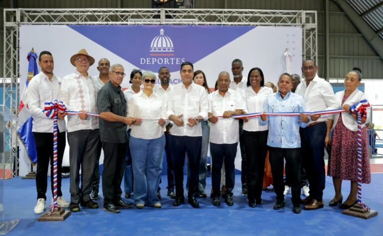 Ministro Kelvin Cruz entrega remozado multiuso de Consuelo con inversión superior a RD 22 millones