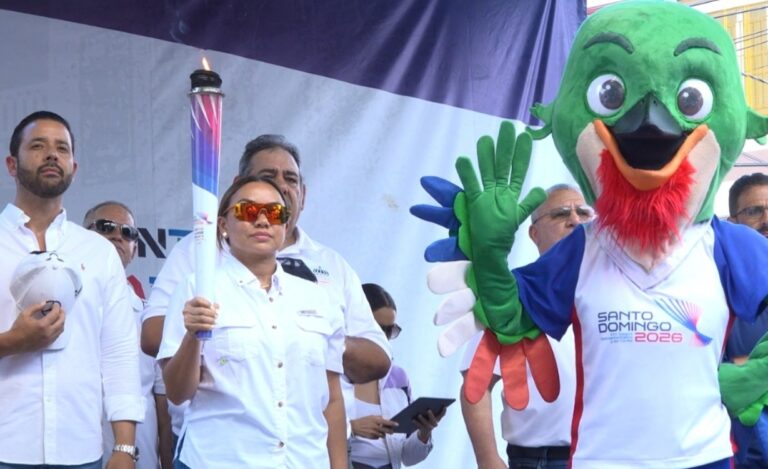 Moca se viste de fiesta con la llegada de la antorcha de Santo Domingo 2026