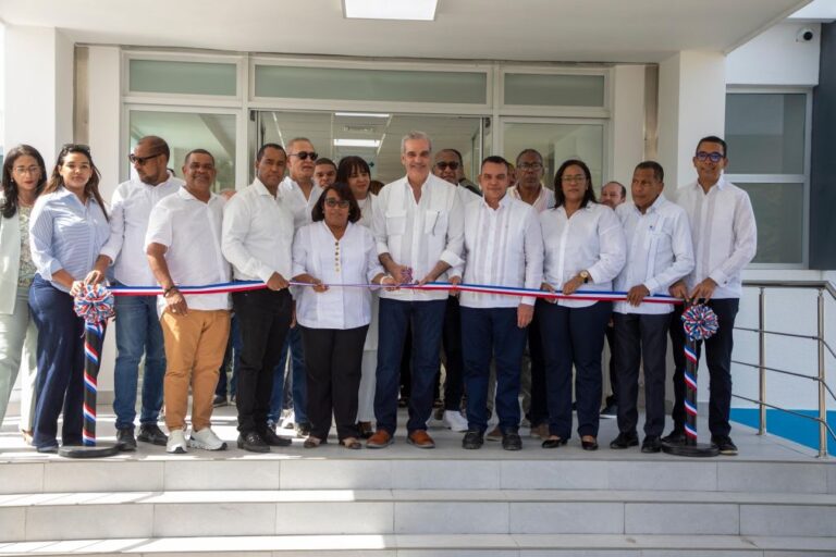 Presidente entrega remozamiento y ampliación del Hospital Materno Infantil Dr. Jaime Sánchez en Barahona