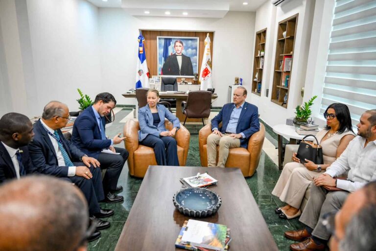 Alcalde Ulises Rodríguez recibe delegación de Nueva York para fortalecer relaciones comerciales con Santiago