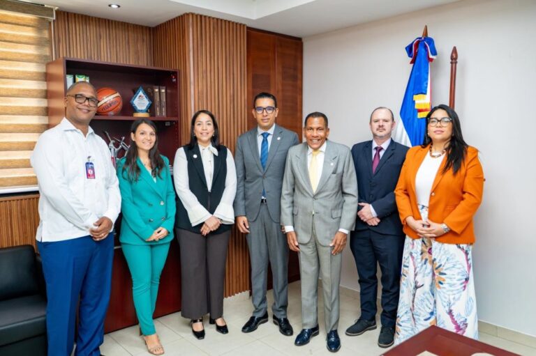Senadores reciben visita de comisión de Visión Mundial República Dominicana