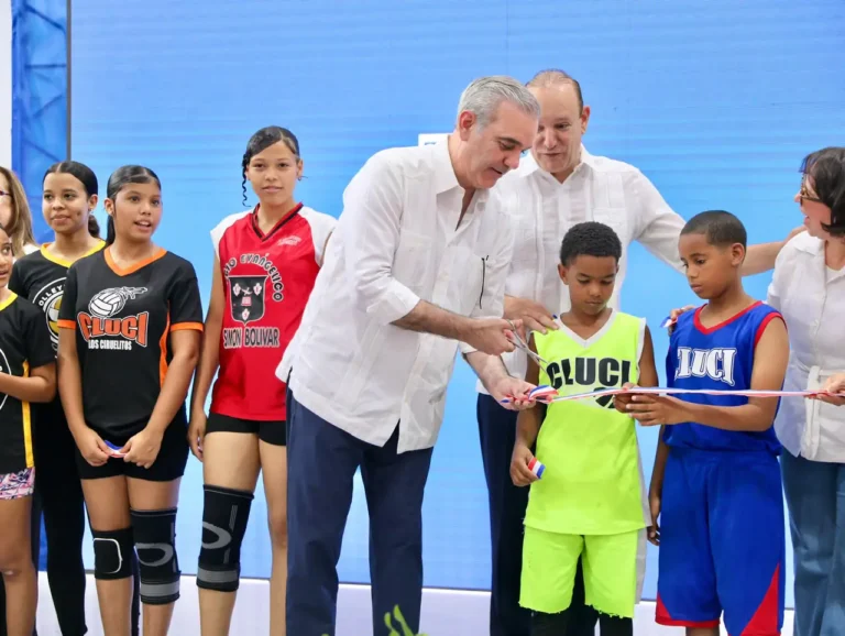 Techado deportivo entregado por presidente Abinader y alcalde Ulises en Los Ciruelitos de Santiago está dirigido a ampliar las oportunidades para el desarrollo de actividades educativas y comunitarias