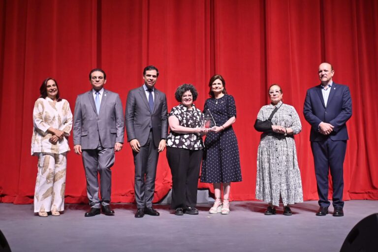 Vicepresidencia y Cultura reconocen a madres destacadas de Santiago en homenaje al “Himno a las madres