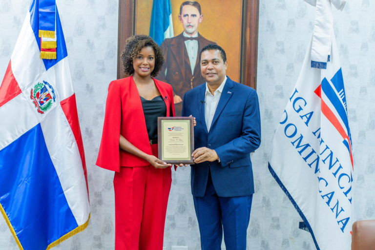 Víctor D’ Aza es reconocido como funcionario Público del Mes por su gestión municipal