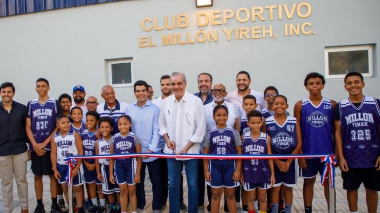 Presidente Abinader entrega remozado el Club Deportivo El Millón Yireh