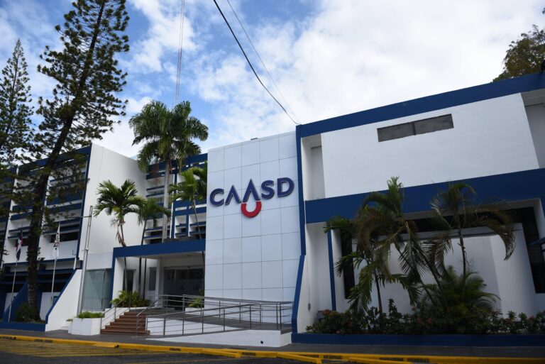 Caasd deja iniciados trabajos de colocación de 7,600 acometidas sanitaria en Villa Consuelo