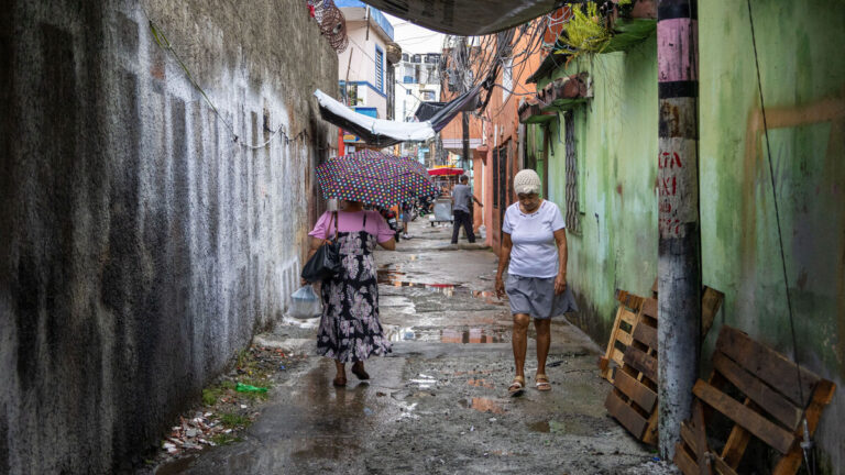 En los callejones de Santo Domingo, el hacinamiento y la hermandad conviven puerta a puerta