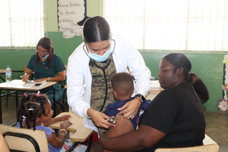 Desarrollo de la Comunidad y Ejército RD llevan jornada de asistencia médica y social a familias vulnerables de Barahona
